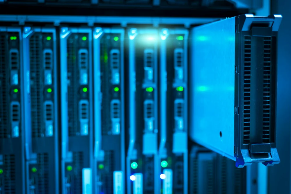 Con panel: hosting con PHP 7.4 o superior